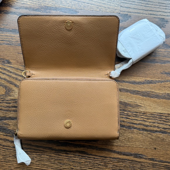 Tory Burch McGraw Crossbody Bag with Gold Hardware - Picture 3 of 6